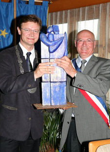Der Erste B&uuml;rgermeister Seifert bekommt eine blaue Statue von der Partnerstadt Graulet &uuml;berreicht.