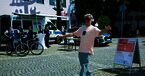 Gar nicht einfach: Max Kölbl, der Fahrradbeauftragte der Marktgemeinde Prien, versuchte selbst, unter Aufsicht der Polizei, mit aufgesetzter Rauschbrille einen Parcours zu bewältigen. Foto: Berger